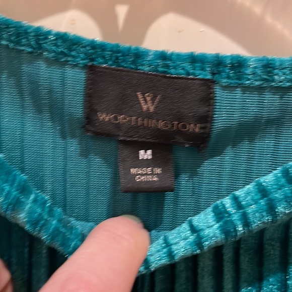 🍀 green velvet, crêpe top with ruffle sleeve sz M - Picture 3 of 4